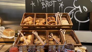 Tägliches Frühstücksbuffet (24 EUR pro Person)