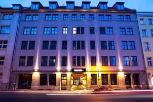 Fassade der Unterkunft – Abend/Nacht