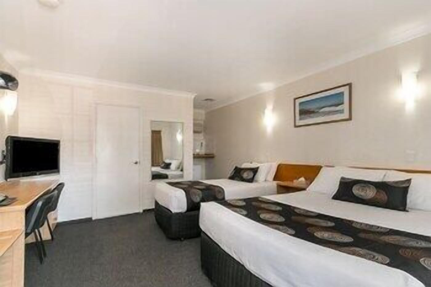 خزنة داخل الغرفة ومكتب وأسرّة أطفال/رضّع وواي فاي