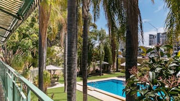 Piscine extérieure, parasols de plage, chaises longues