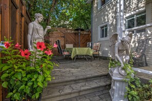 Suite, 1 Queen Bed | Courtyard - Auberge Marquis de Montcalm (Sherbrooke)