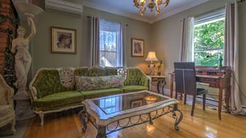 1 bedroom, Egyptian cotton sheets, premium bedding, down comforters