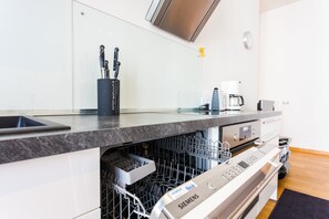 Appartement supérieur, 3 chambres, non-fumeur, 2 salles de bains (11D) | Cuisine privée | Réfrigérateur, four à micro-ondes, un four, surface de cuisson