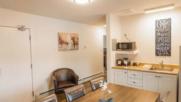 Family Suite, 2 Bedrooms, Non Smoking, Refrigerator & Microwave | Private kitchenette | Microwave, coffee/tea maker