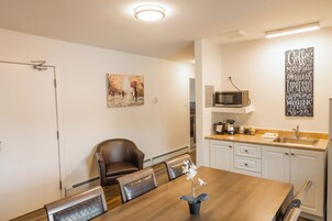 Suite familiar, 2 habitaciones, no fumadores | Cocina básica privada | Cafetera o tetera y microondas