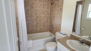 Un bagno con vasca, water e lavandino.