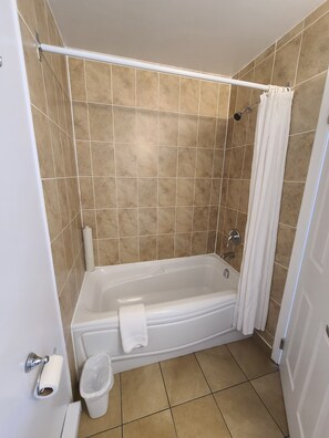 Room, 1 Queen Bed, Refrigerator & Microwave | Bathroom | Combined shower/tub, rainfall showerhead, free toiletries, towels - Stardust Motel Bedford (Bedford)