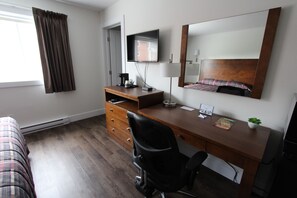 Single Room, 1 King Bed, Refrigerator & Microwave