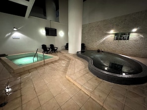 Separate tub and shower, spring water tub, free toiletries, hair dryer