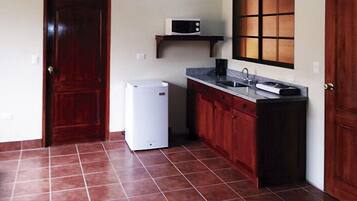 Refrigerador, microondas y cafetera y tetera