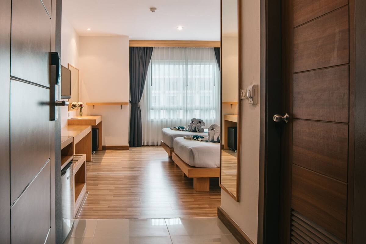 Superior Twin Room | Bar mini, peti besi dalam bilik, meja, langsir/tirai gelap terus 