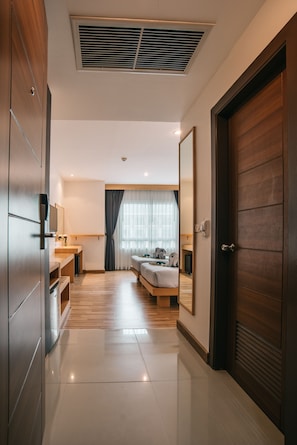Habitación superior con 2 camas individuales | Minibar, caja fuerte, escritorio y cortinas opacas