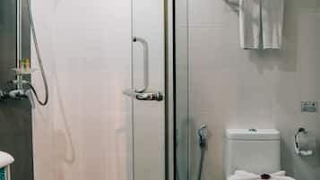 Regadera, amenidades de baño gratuitas, toallas