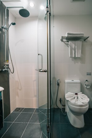 Regadera, amenidades de baño gratuitas, toallas 