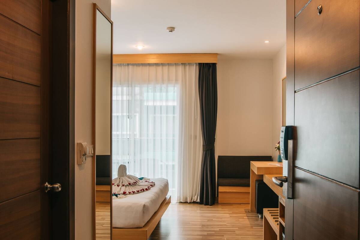 Deluxe Double Room, Balcony | Bar mini, peti besi dalam bilik, meja, langsir/tirai gelap terus 