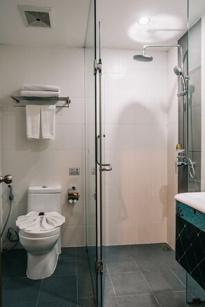 Ducha, artículos de higiene personal gratuitos y toallas
