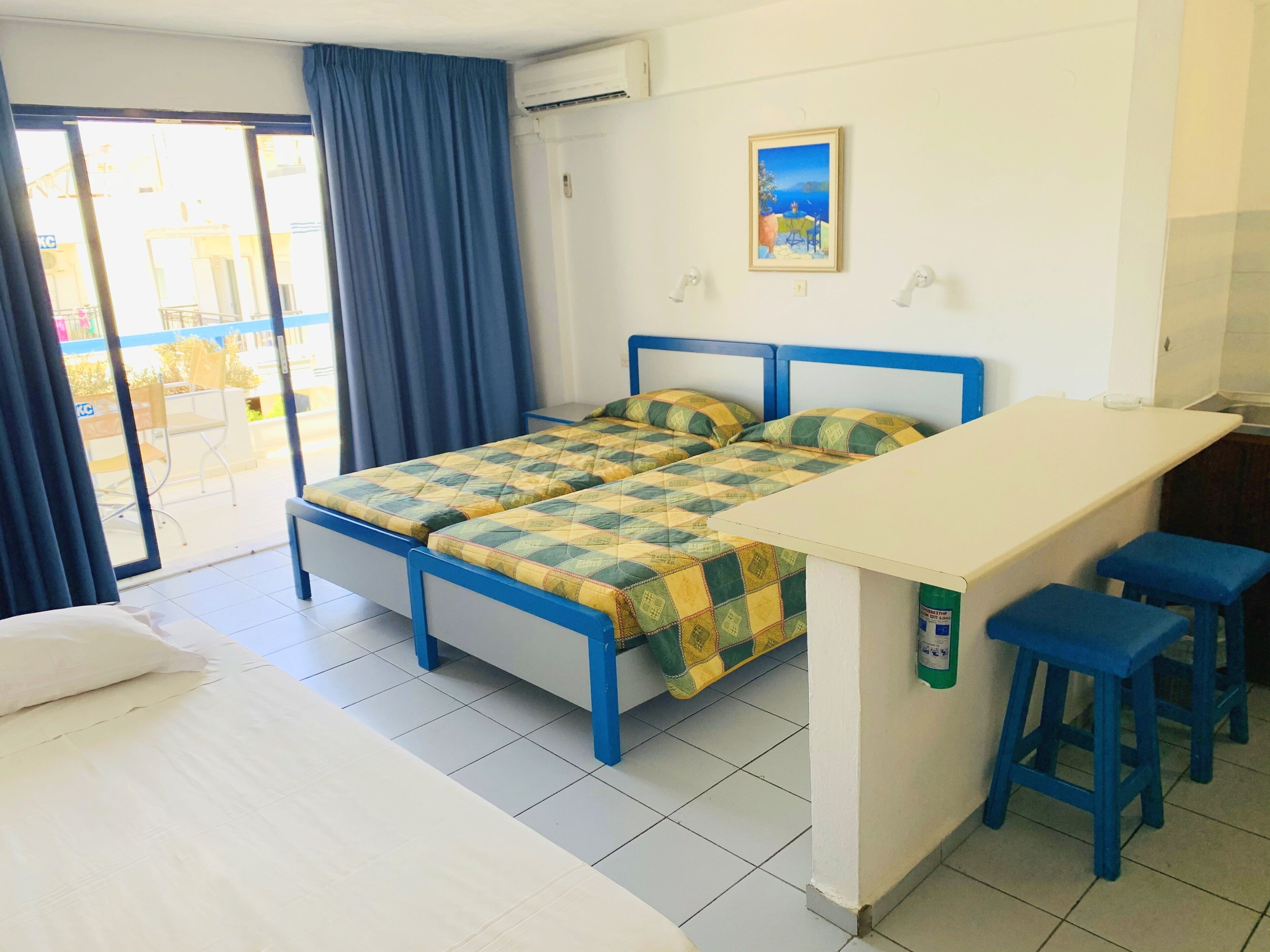 Um quarto com uma cama, uma escrivaninha e uma cadeira.