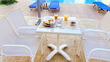 Daily buffet breakfast for a fee