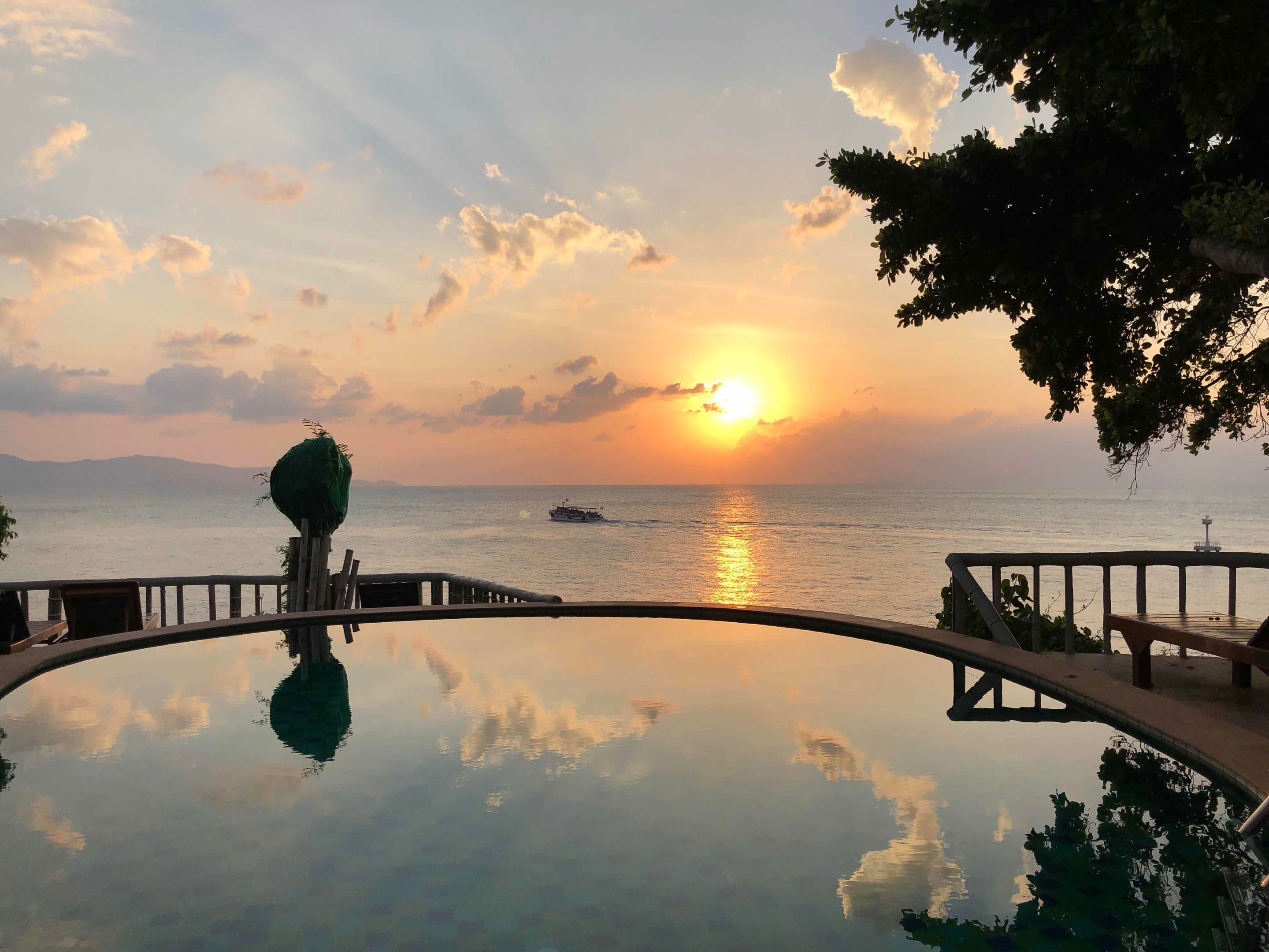 Ulkouima-allas, aurinkotuoleja