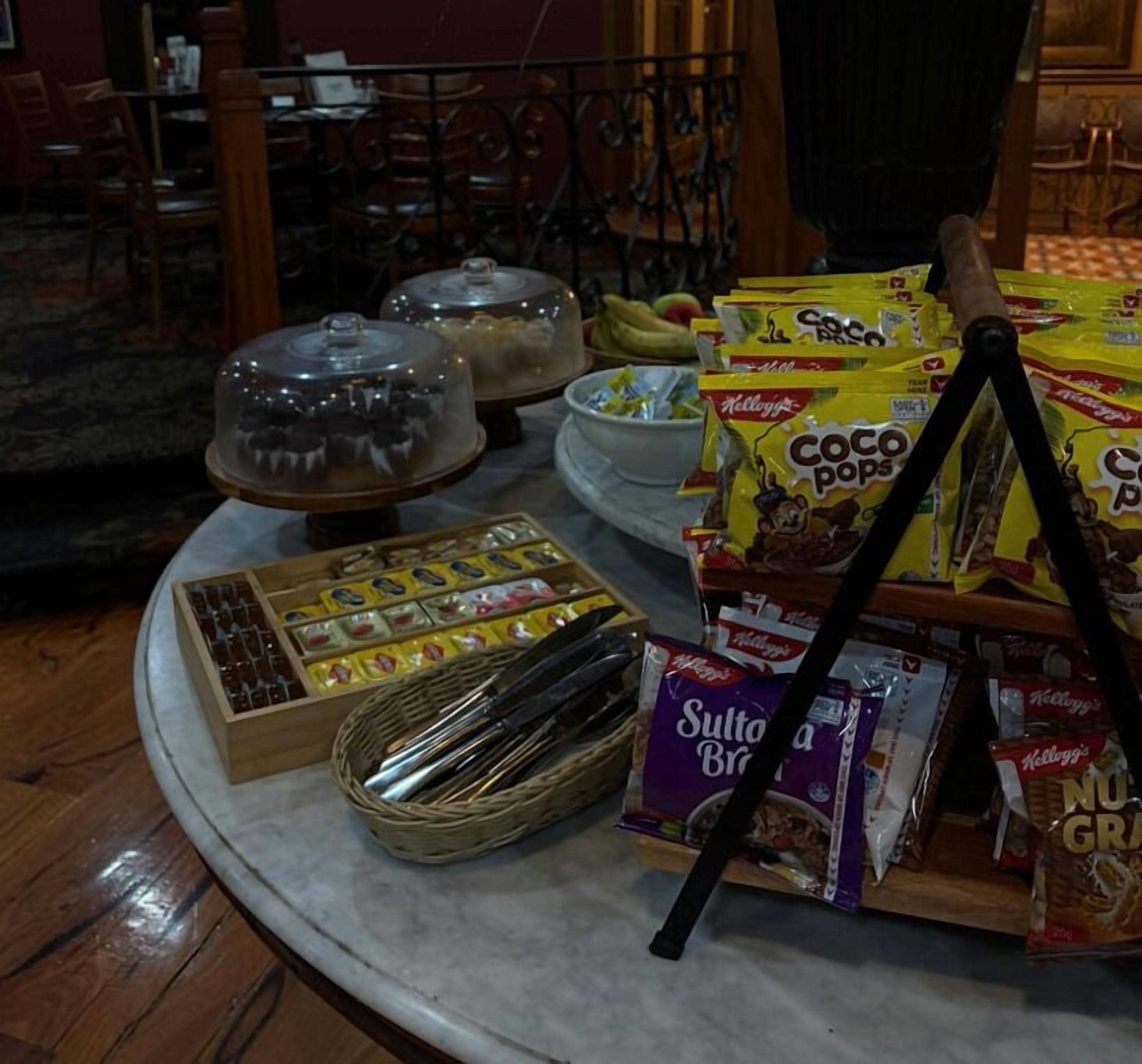 Una mesa de buffet con diversos alimentos y salsas.