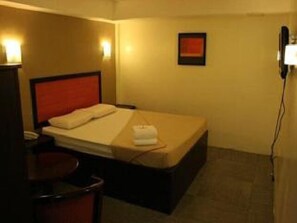 Executive Room | Desk, free WiFi - Toilena Room and Board (Manila)