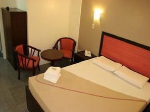 Executive Room | Desk, free WiFi - Toilena Room and Board (Manila)