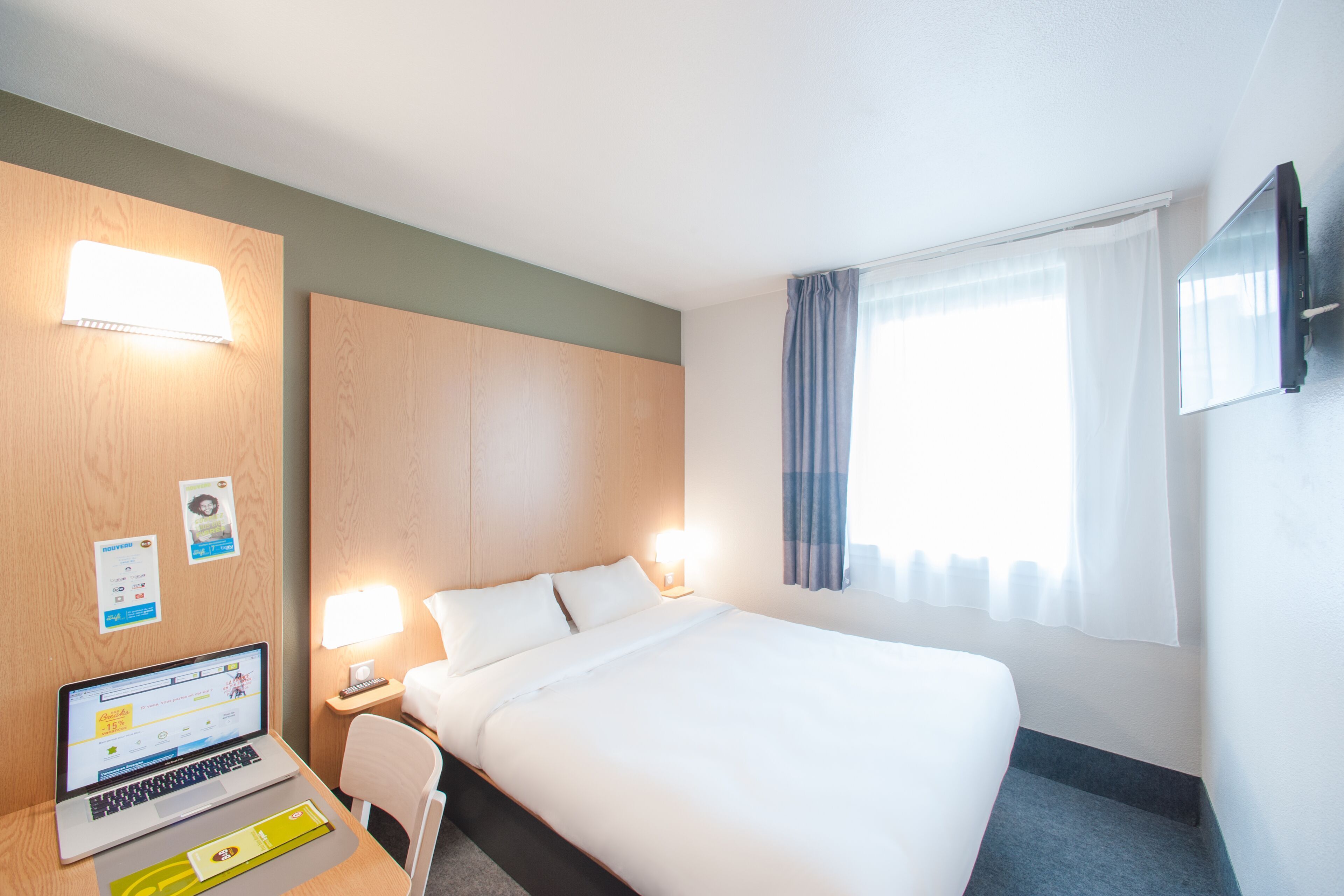 Desk, soundproofing, iron/ironing board, free WiFi