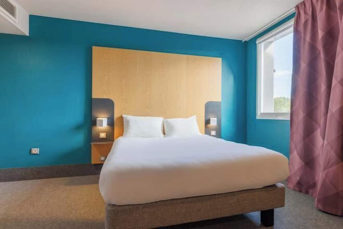 Desk, soundproofing, iron/ironing board, free WiFi