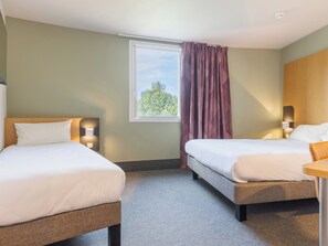 Escritorio, sistema de insonorización y tabla de planchar con plancha 