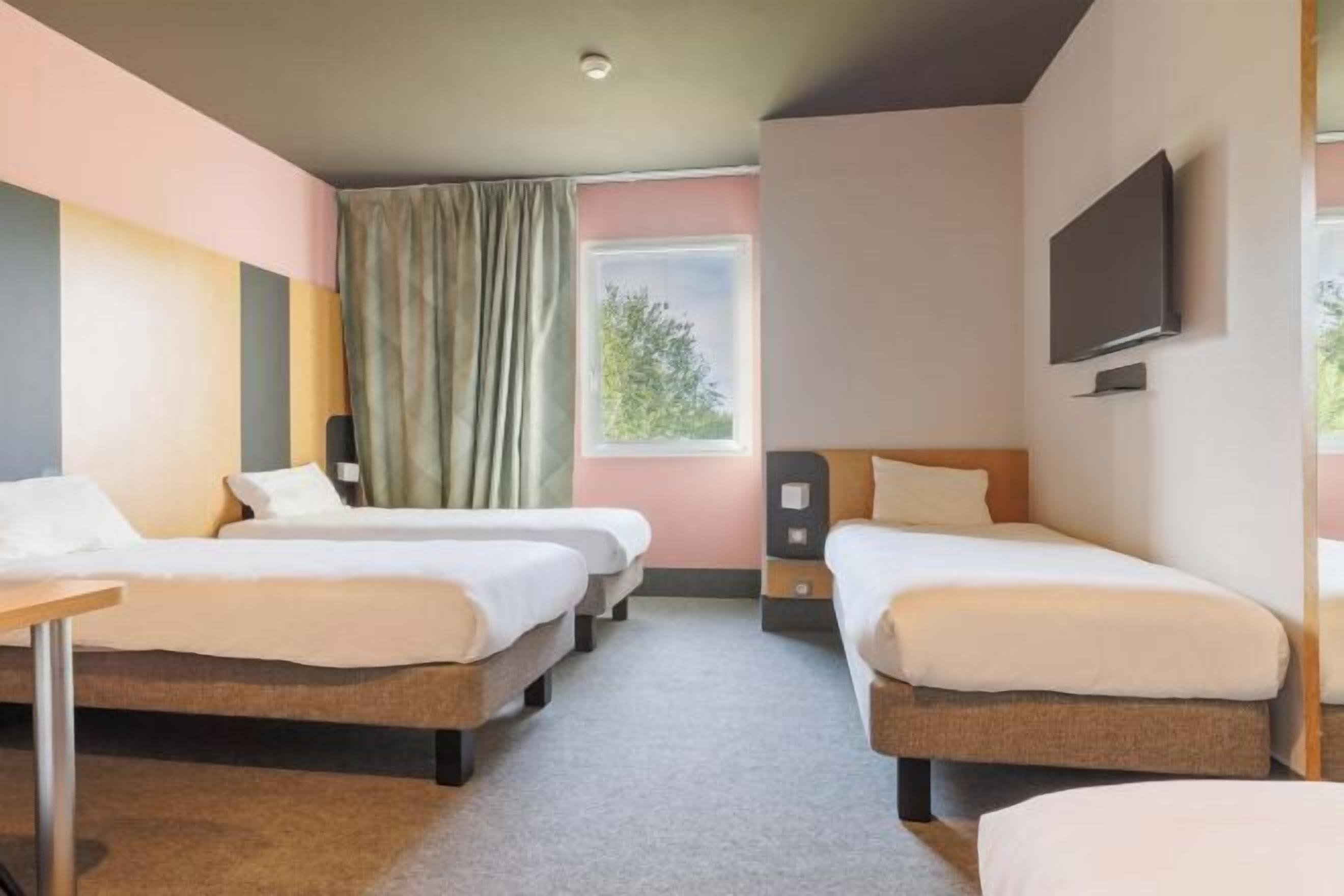 Skrivebord, lydisolert, strykejern/-brett og wi-fi (inkludert)