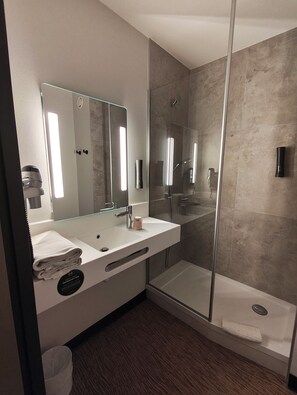 Tweepersoonskamer, niet-roken | Badkamer | Een douche, handdoeken