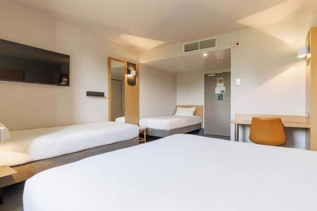 Una scrivania, insonorizzazione, ferro/asse da stiro, Wi-Fi gratuito