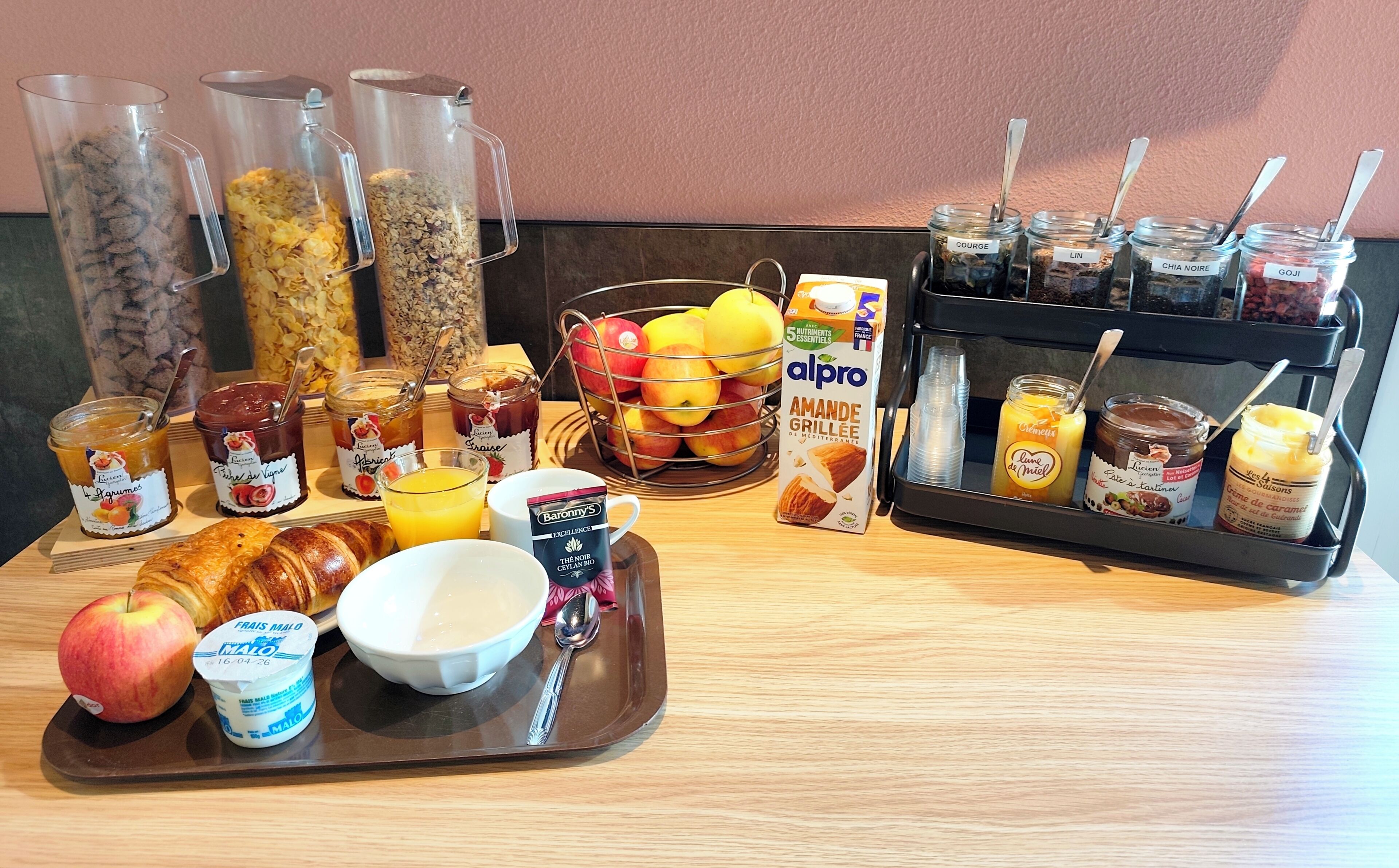 朝食 (ビュッフェ)、毎日提供 (有料)