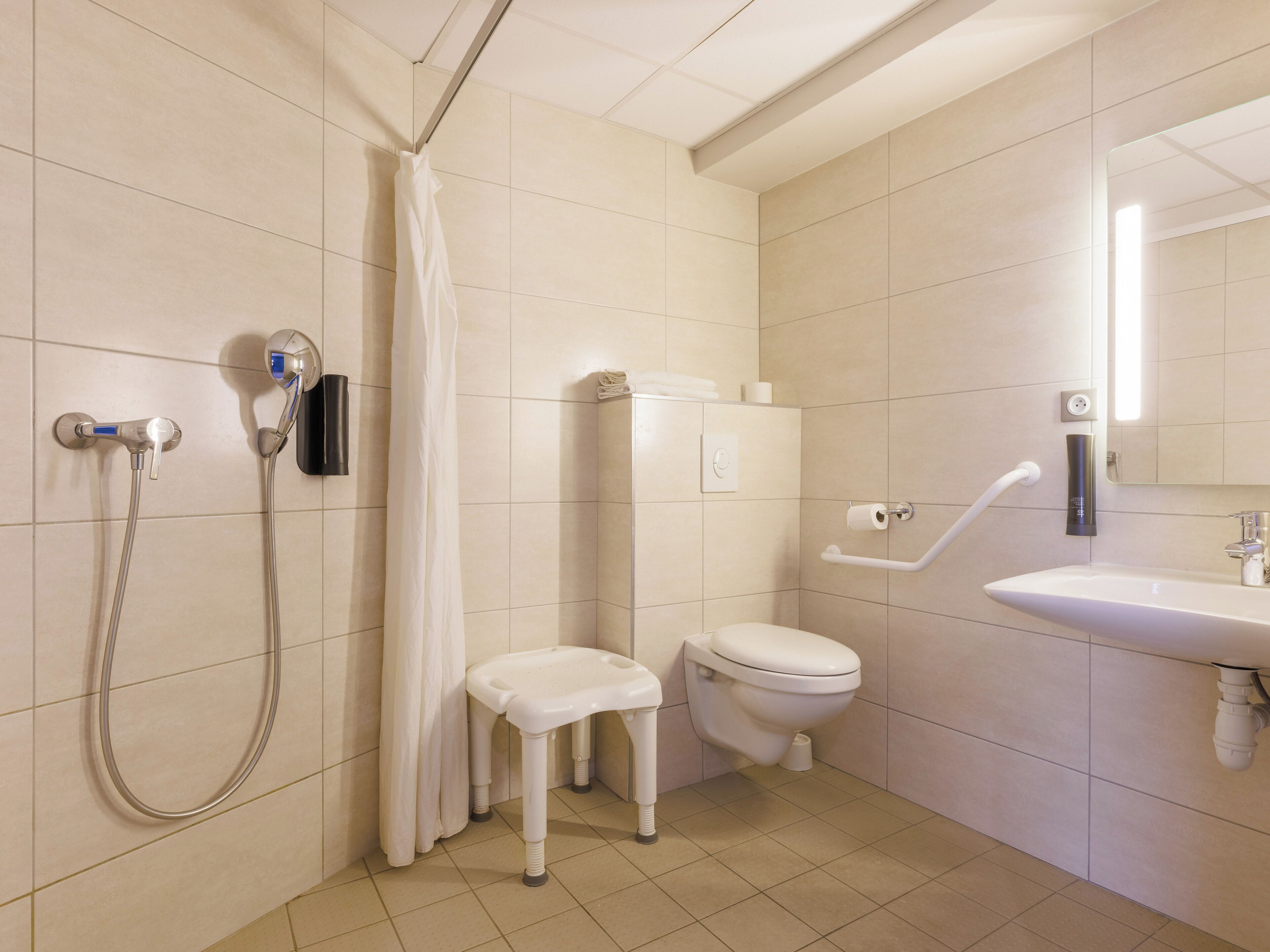 double room, accessible, non smoking | bathroom | shower, towels