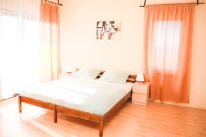 Habitación doble, balcón, vista al mar | Decoración personalizada, muebles diferentes y wifi gratis