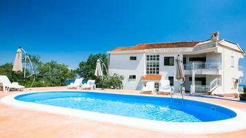 Hồ bơi ngoài trời, ghế dài tắm nắng