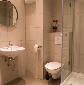 Douche, sèche-cheveux, serviettes fournies