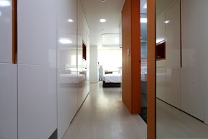 高級雙人房 | 私人廚房 | 雪櫃、公共區域設有微波爐、電熱水壺、廚房用具/餐具/器皿