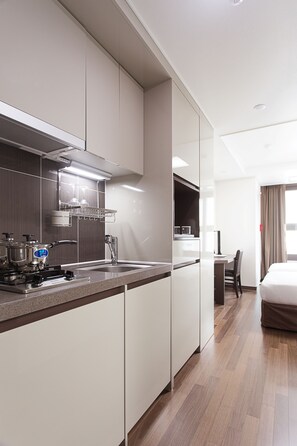 Fridge, microwave, electric kettle, cookware/dishes/utensils - Urban Place Gangnam (Seoul)