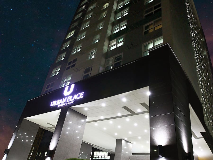 Fachada de la propiedad por la tarde o noche