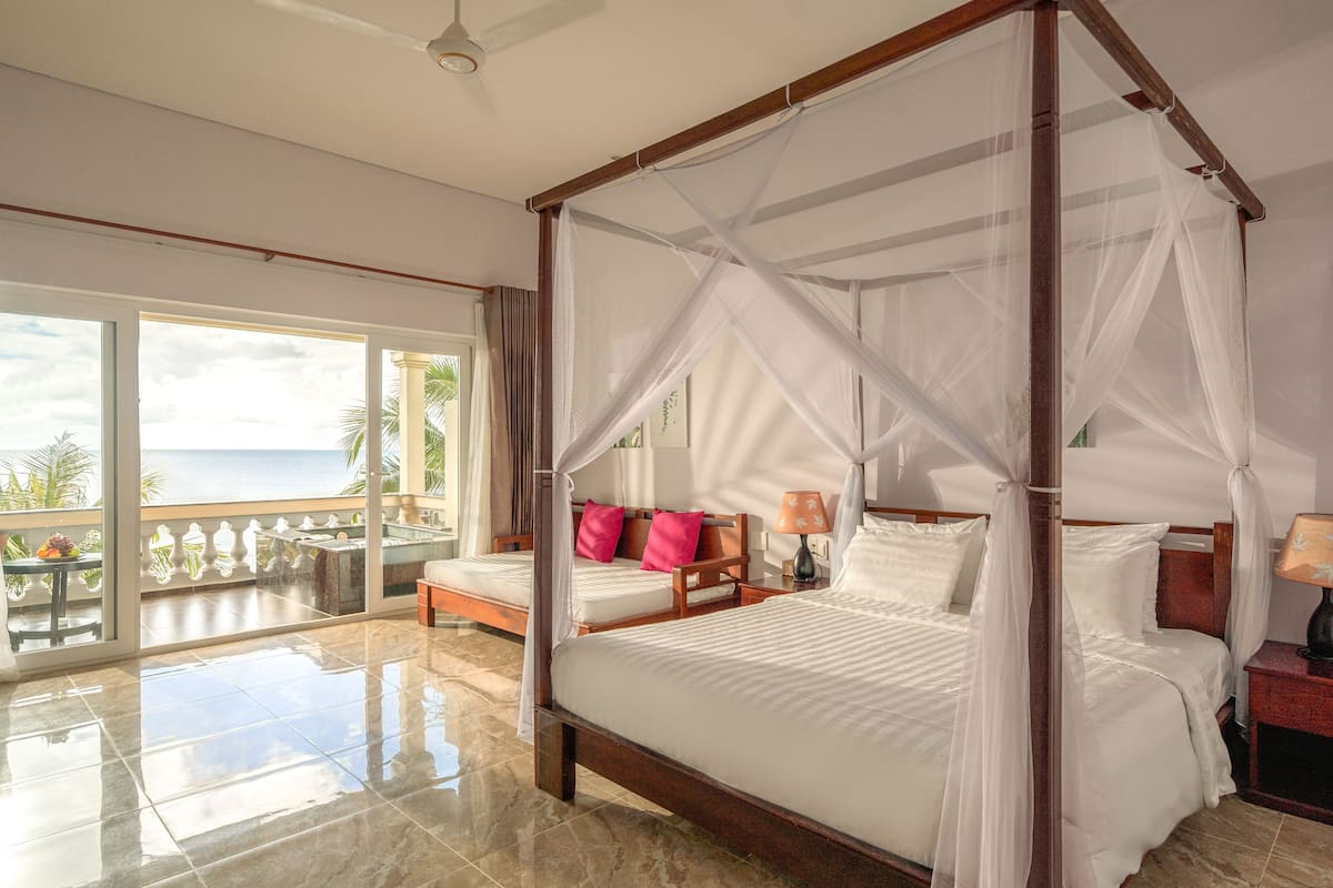 Oceanfront Villa with open air bathtub  | أغطية فراش متميزة وميني بار وخزنة داخل الغرفة وستائر تعتيم