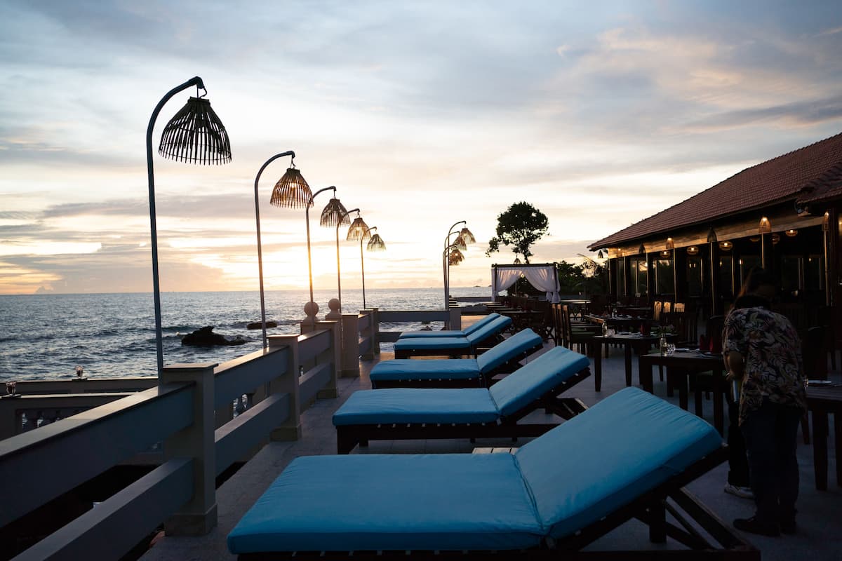 2 restaurants, breakfast, lunch, dinner served; vietnamese cuisine