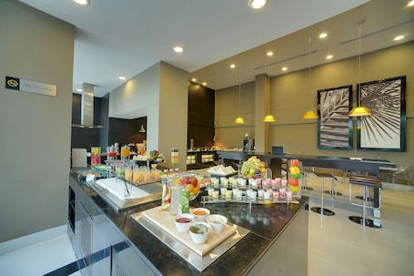 Café da manhã com buffet todos os dias (INR 250 por pessoa)