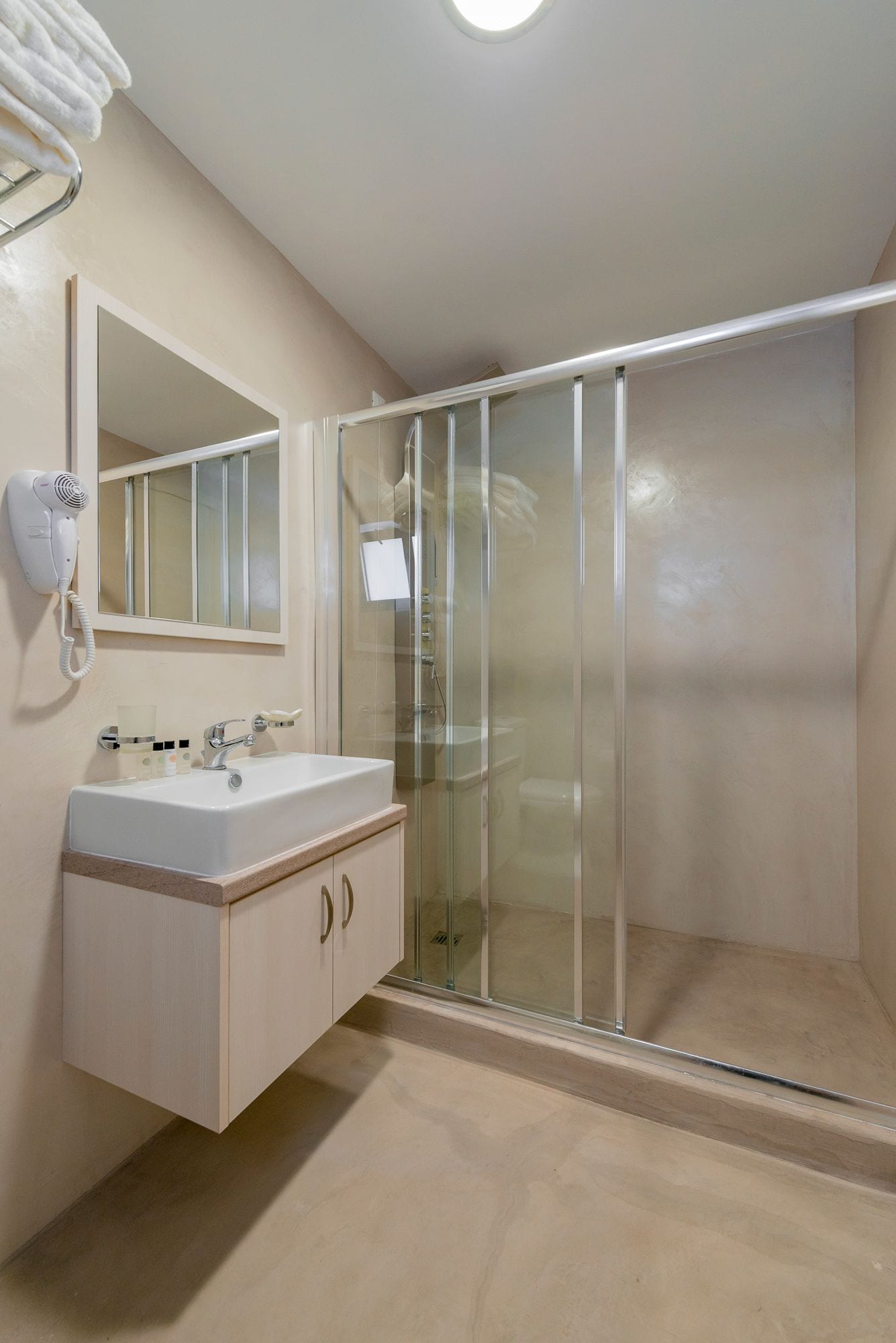 shower, free toiletries, hair dryer, towels