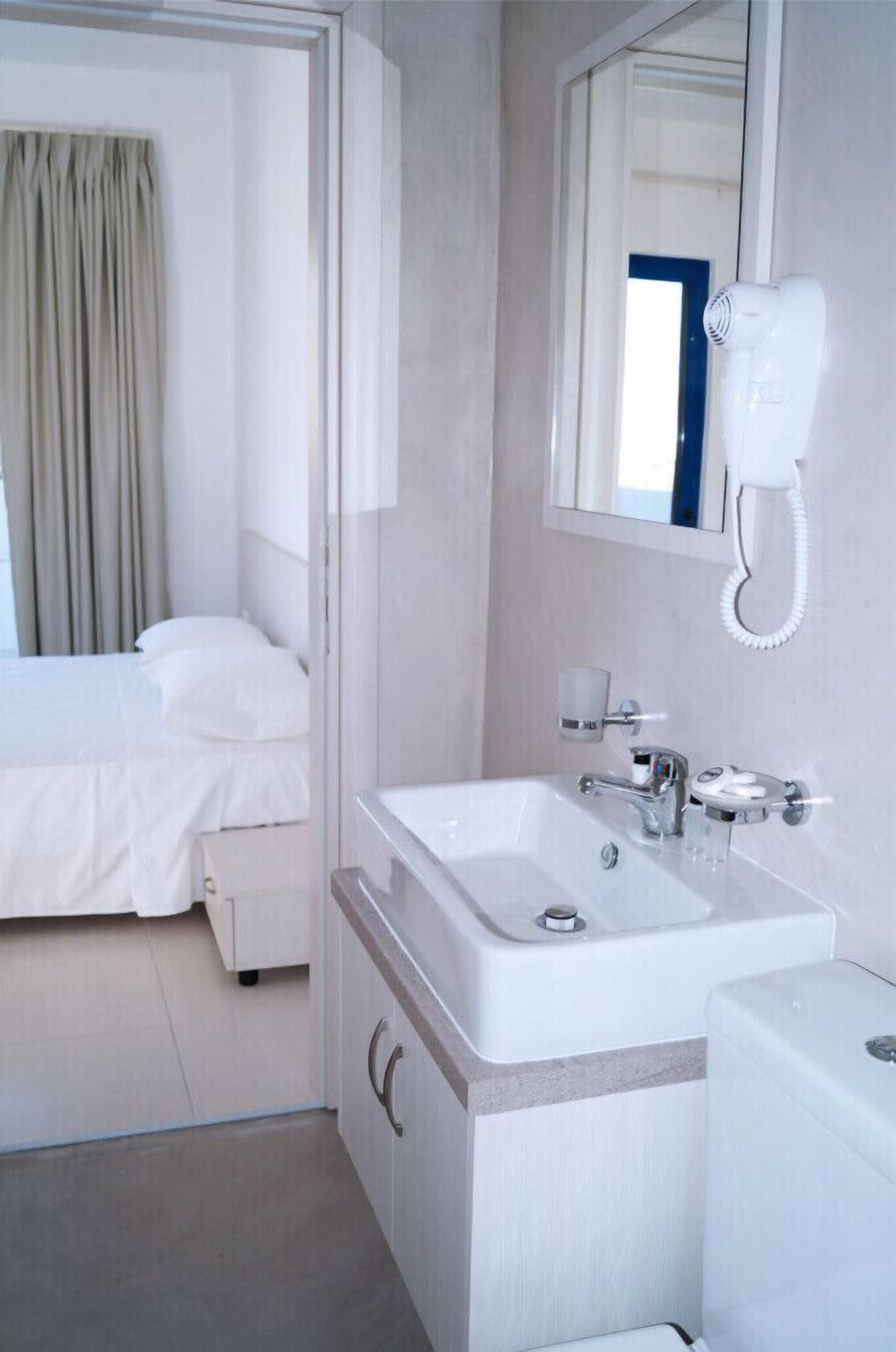 suite | bathroom sink