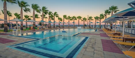 Piscine extérieure, parasols, chaises longues