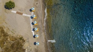 Privat strand, solsenger og parasoller