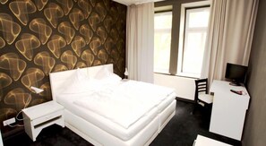 Työpöytä, pimennysverhot, silitysrauta/-lauta, vauvansängyt