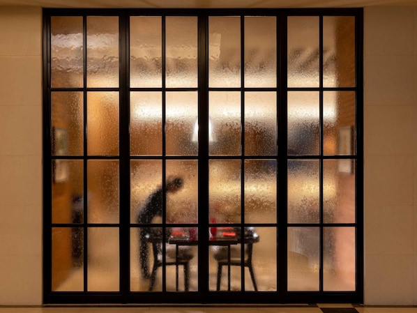 10 restaurants, breakfast, lunch, dinner served; international cuisine