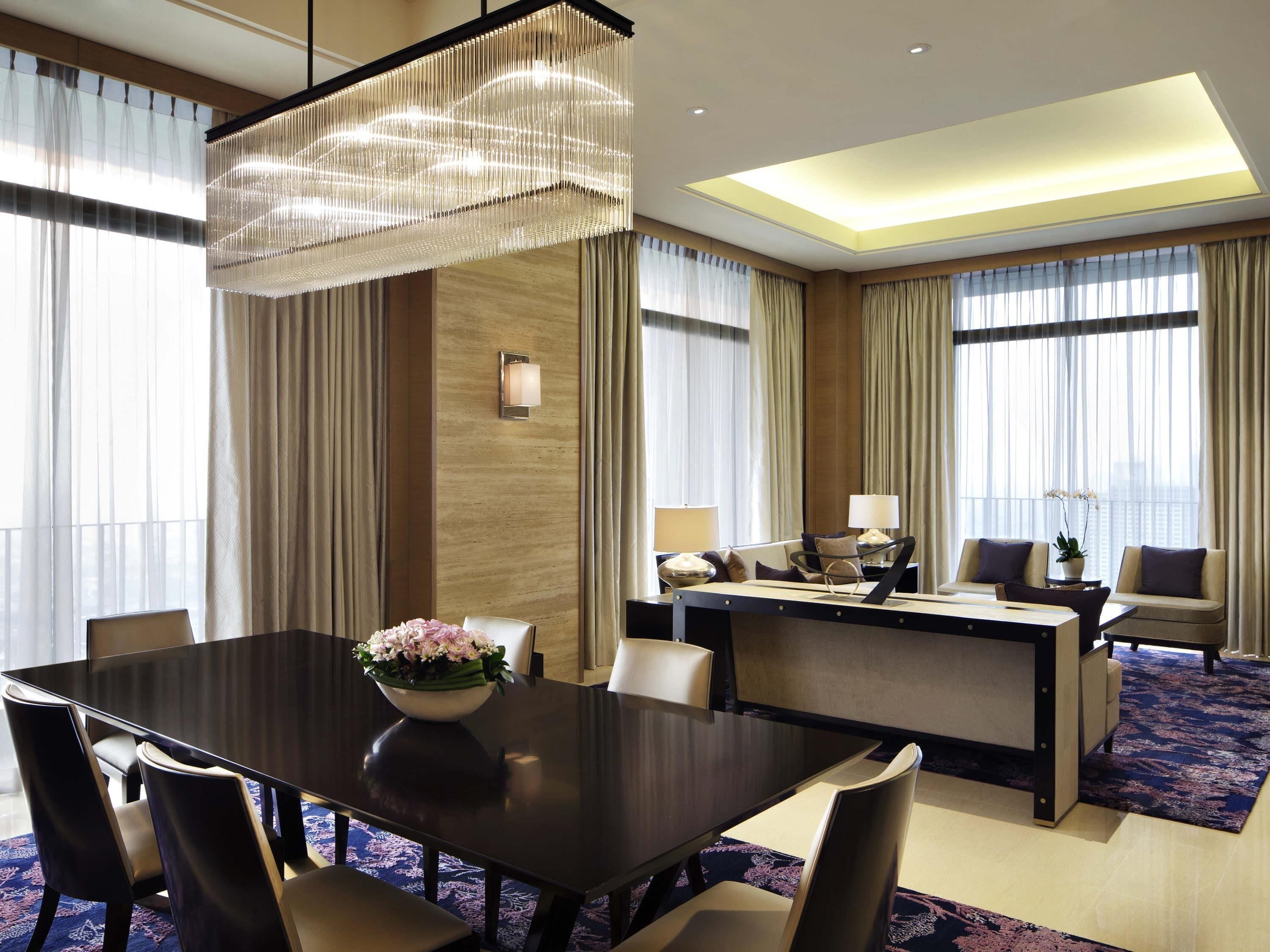 Une chambre d’hôtel comprenant un coin repas, un bureau et un canapé.